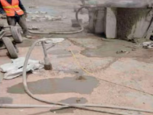 温泉水泥混凝土路面板底注浆技术 路面脱空注浆整治方案